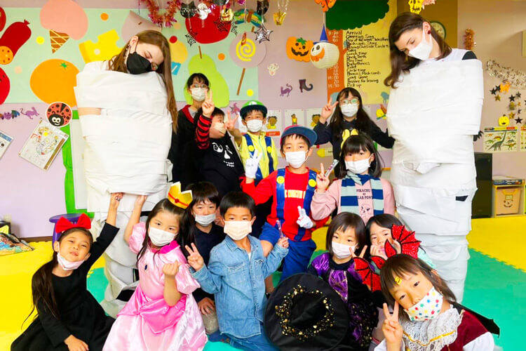 ハロウィンの仮装をした子どもたちと外国人講師